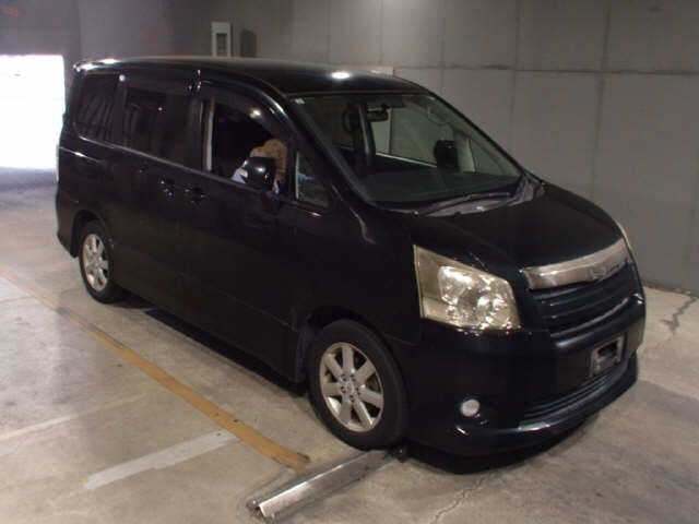TOYOTA NOAH — фото