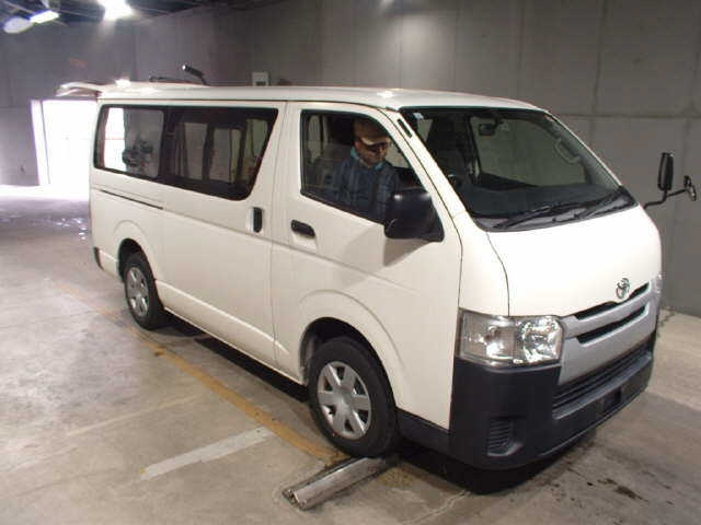 TOYOTA HIACE — фото