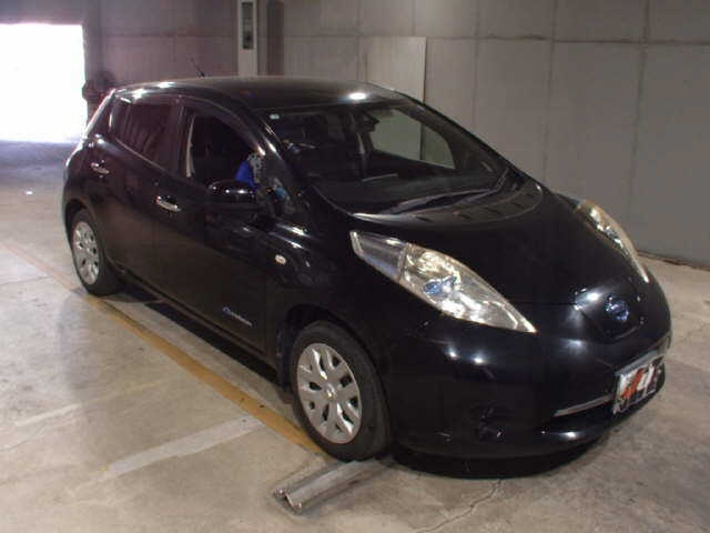 NISSAN LEAF — фото
