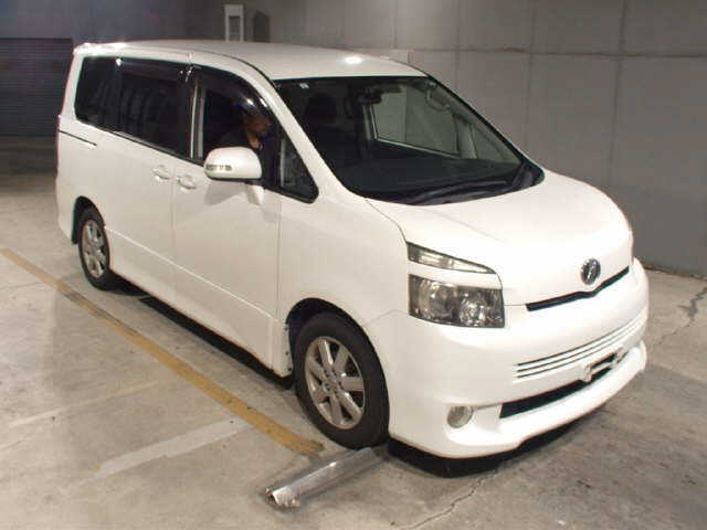 TOYOTA VOXY — фото