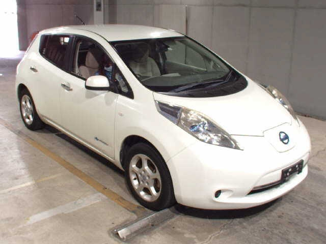 NISSAN LEAF — фото