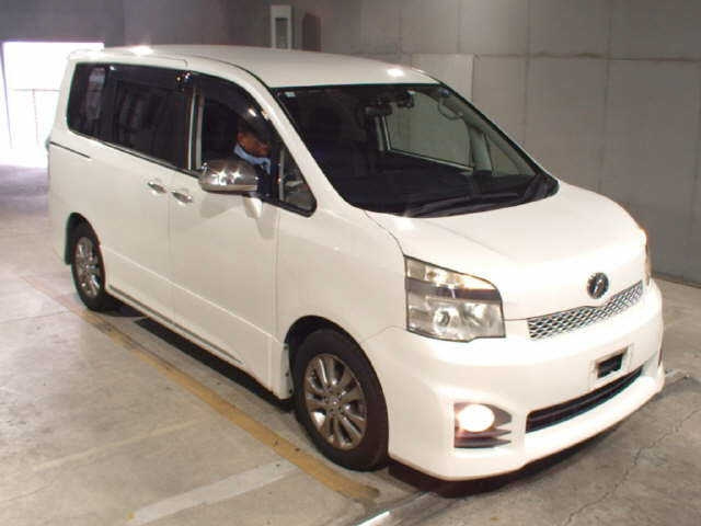 TOYOTA VOXY — фото