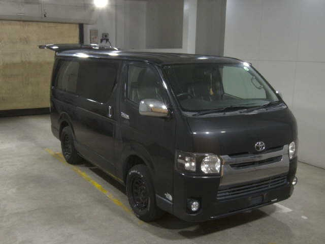 TOYOTA HIACE — фото