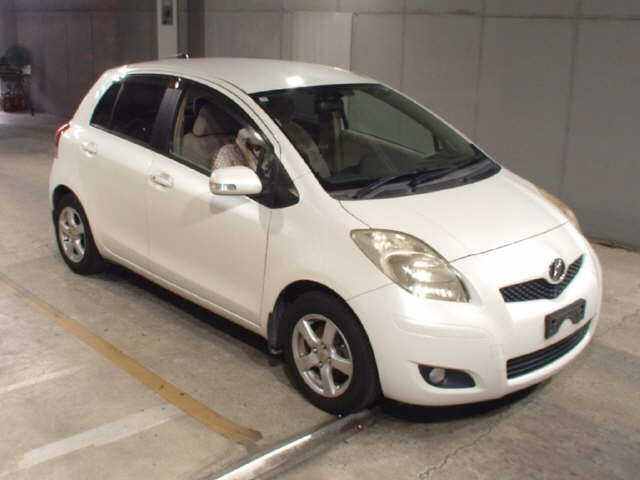 TOYOTA VITZ — фото