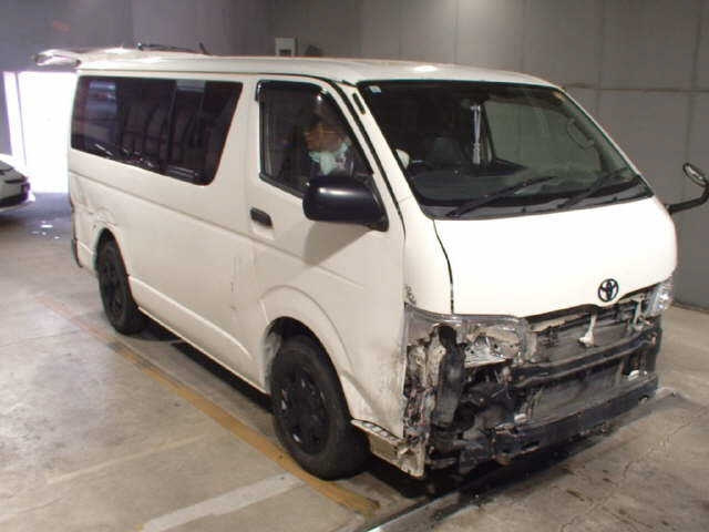 TOYOTA HIACE — фото
