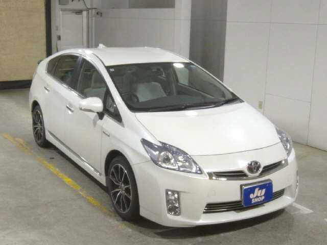 TOYOTA PRIUS — фото