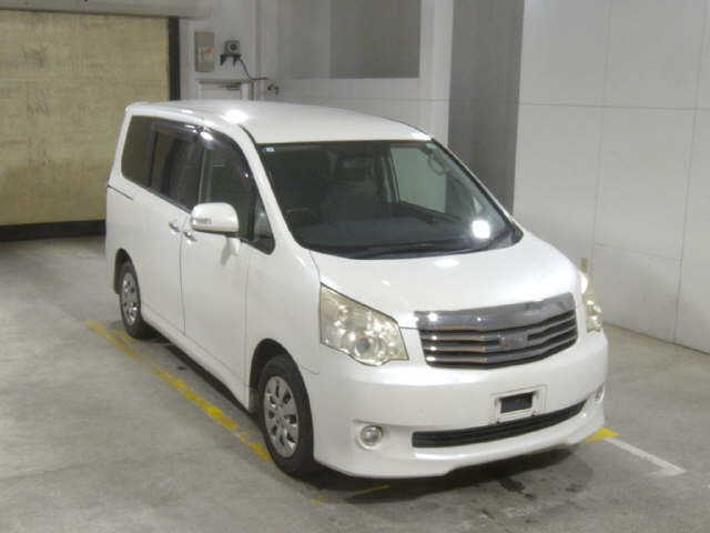 TOYOTA NOAH — фото