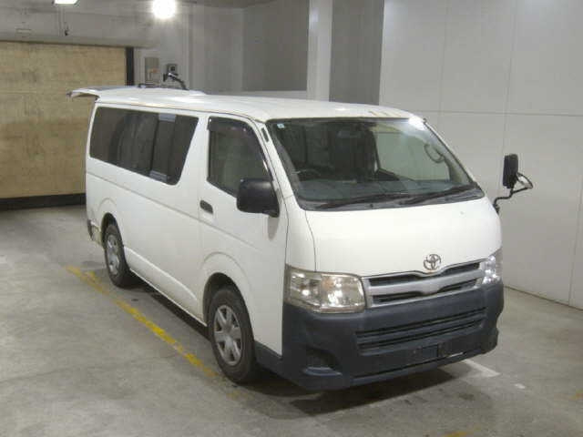 TOYOTA HIACE — фото