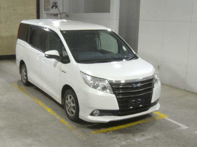 TOYOTA NOAH — фото