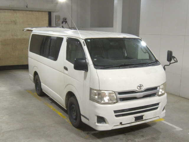 TOYOTA HIACE — фото