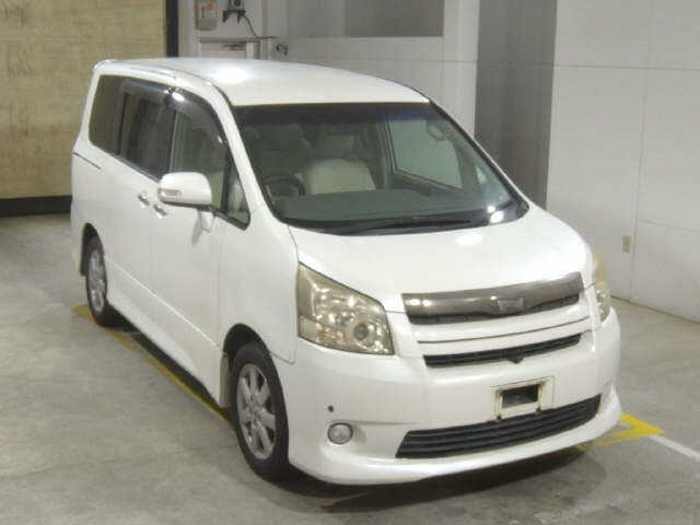 TOYOTA NOAH — фото