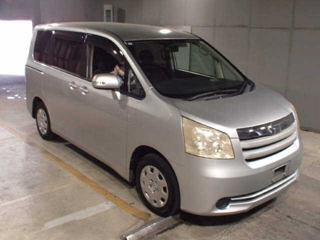 TOYOTA NOAH — фото