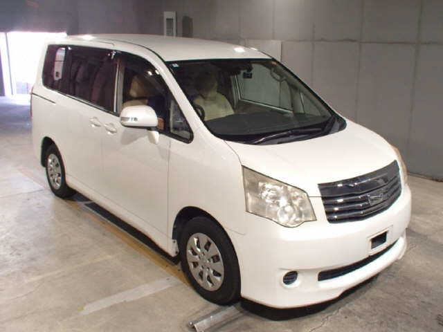 TOYOTA NOAH — фото