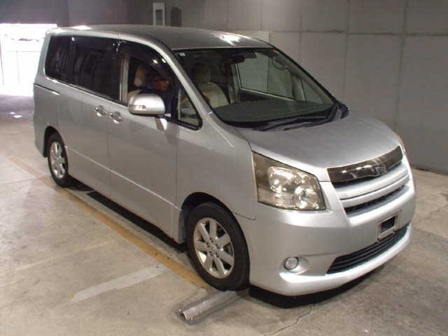 TOYOTA NOAH — фото