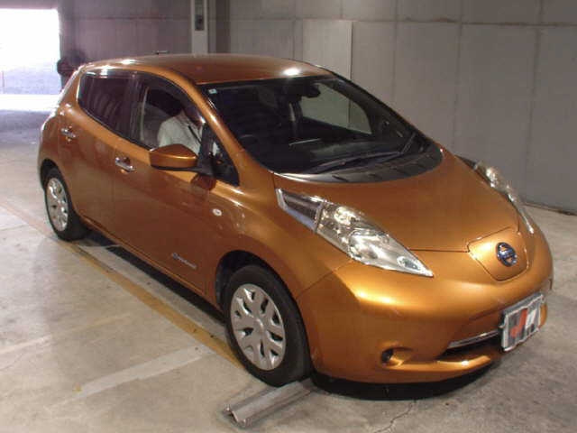 NISSAN LEAF — фото