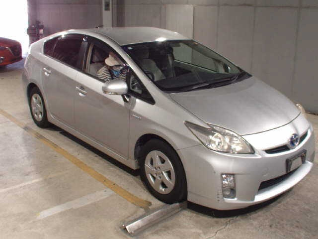 TOYOTA PRIUS — фото