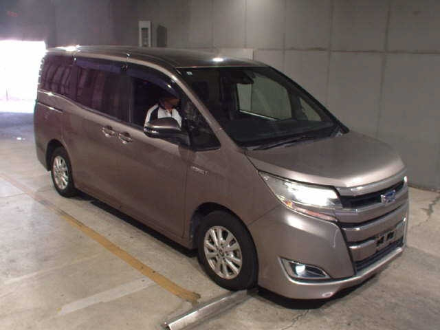 TOYOTA NOAH — фото
