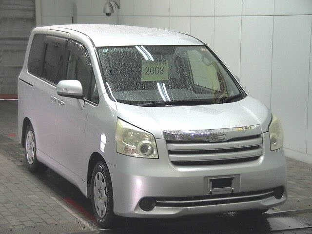 TOYOTA NOAH — фото