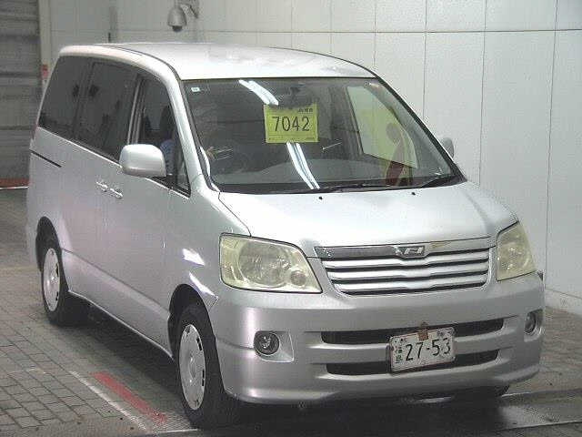 TOYOTA NOAH — фото