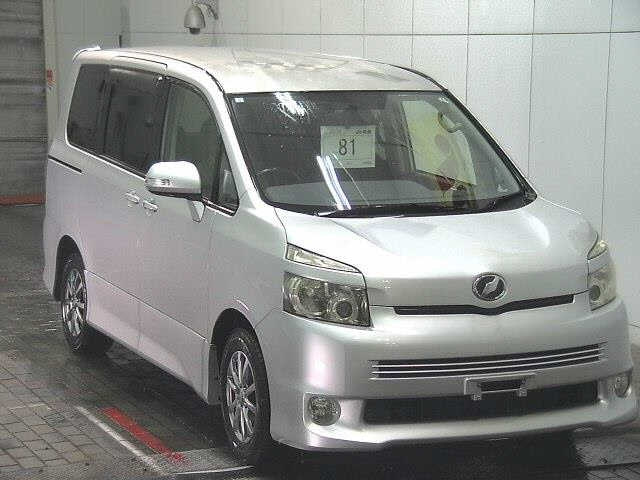 TOYOTA VOXY — фото