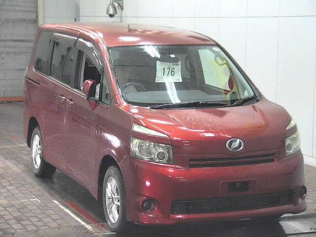 TOYOTA VOXY — фото