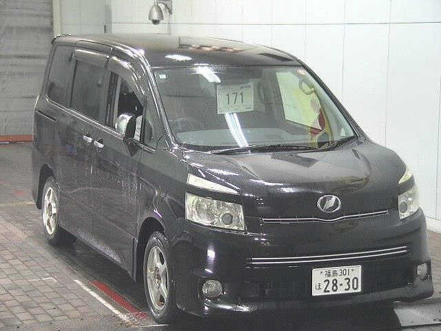 TOYOTA VOXY — фото