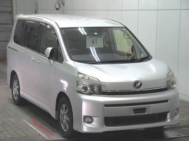 TOYOTA VOXY — фото