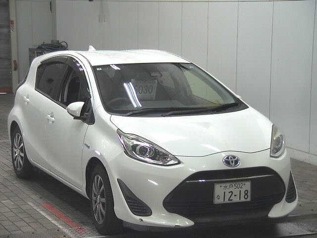 TOYOTA AQUA — фото