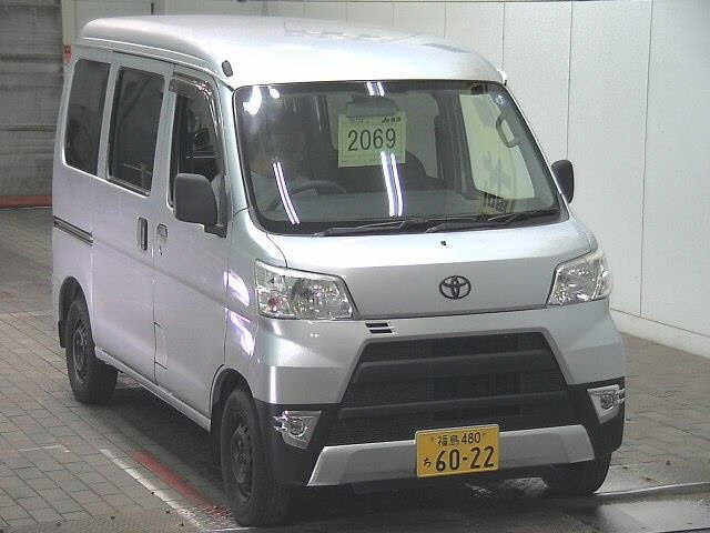 TOYOTA PIXIS — фото