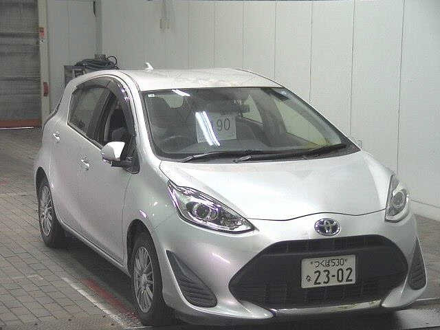 TOYOTA AQUA — фото