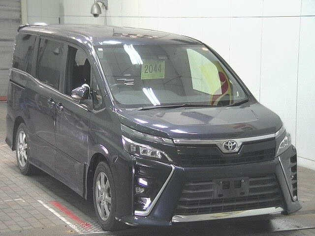 TOYOTA VOXY — фото