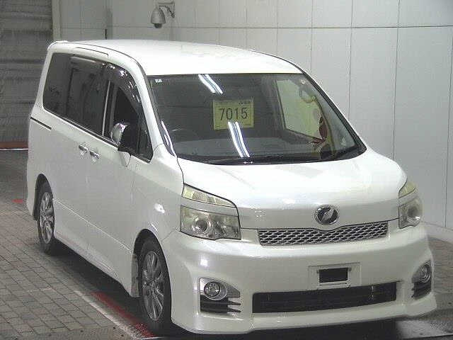 TOYOTA VOXY — фото