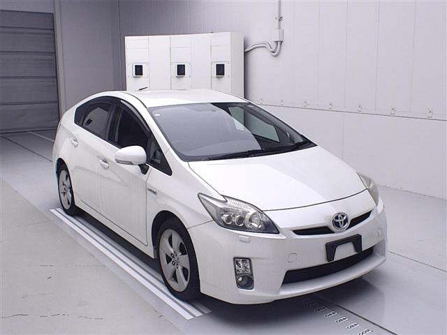 TOYOTA PRIUS — фото