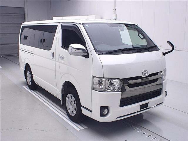 TOYOTA HIACE — фото