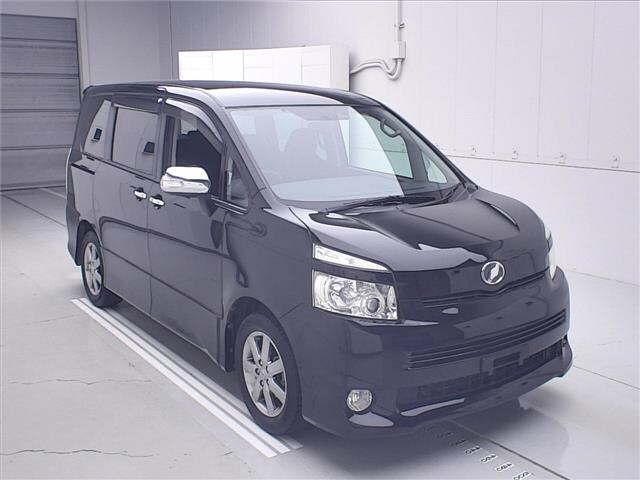 TOYOTA VOXY — фото