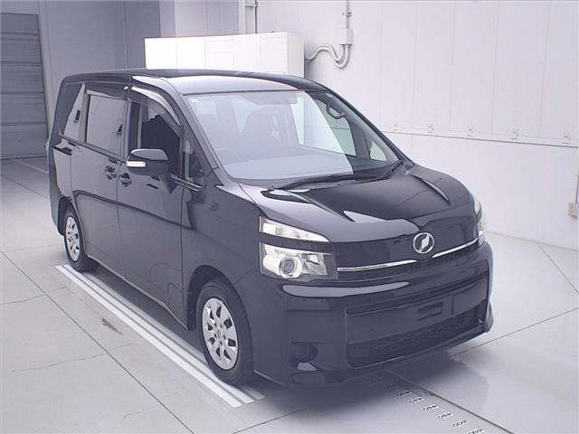 TOYOTA VOXY — фото