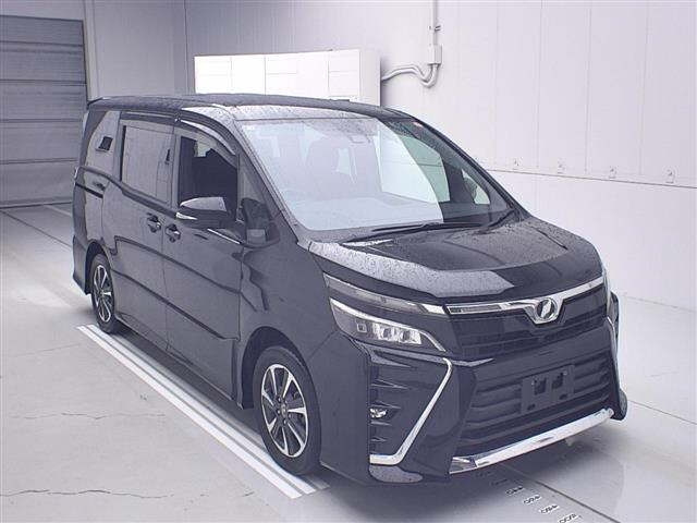 TOYOTA VOXY — фото