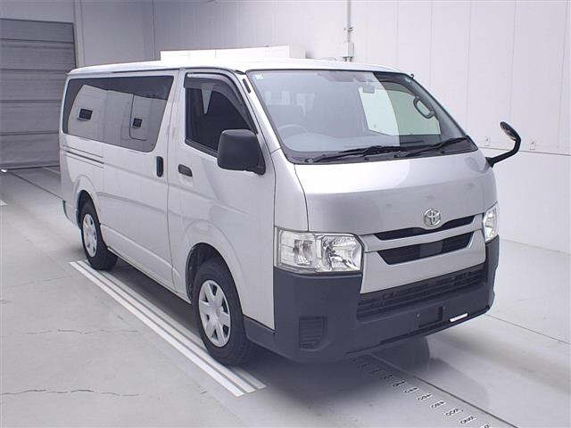 TOYOTA HIACE — фото