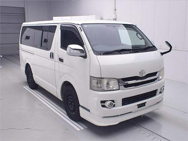 TOYOTA HIACE — фото