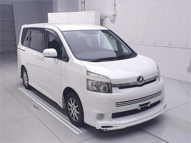 TOYOTA VOXY — фото