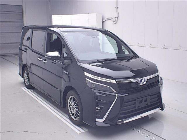 TOYOTA VOXY — фото
