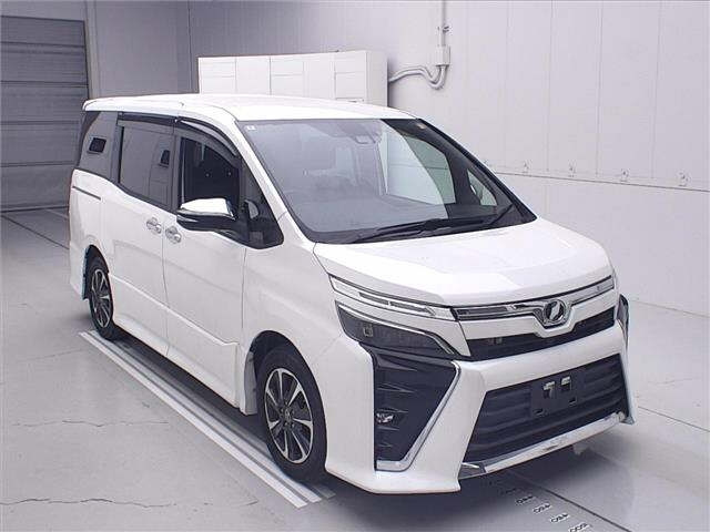 TOYOTA VOXY — фото