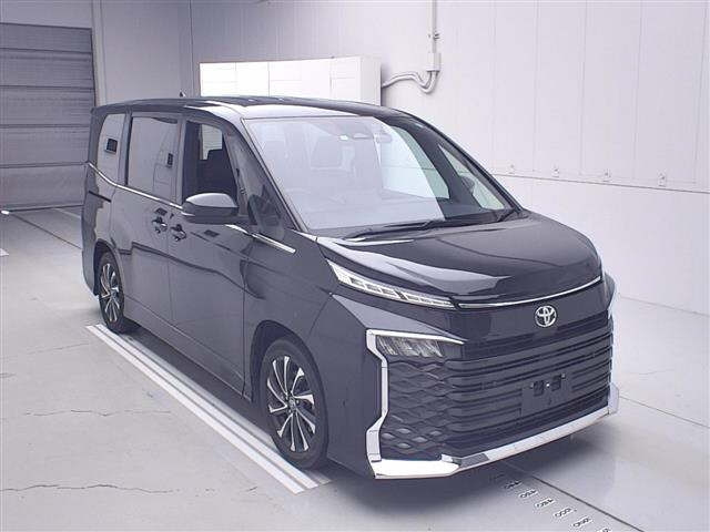 TOYOTA VOXY — фото
