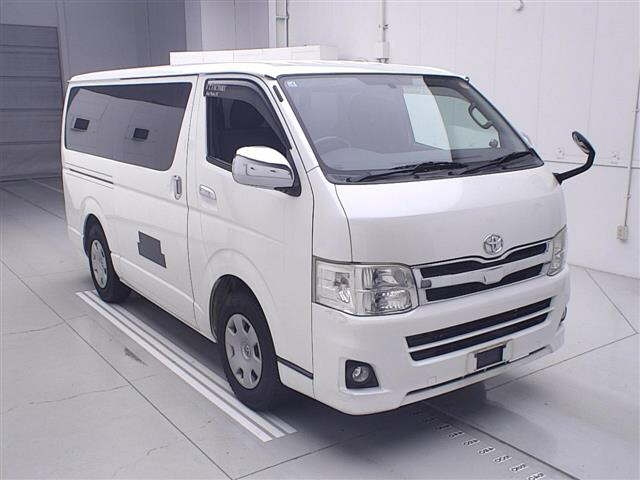 TOYOTA HIACE — фото