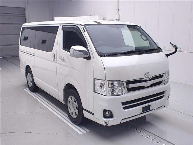 TOYOTA HIACE — фото