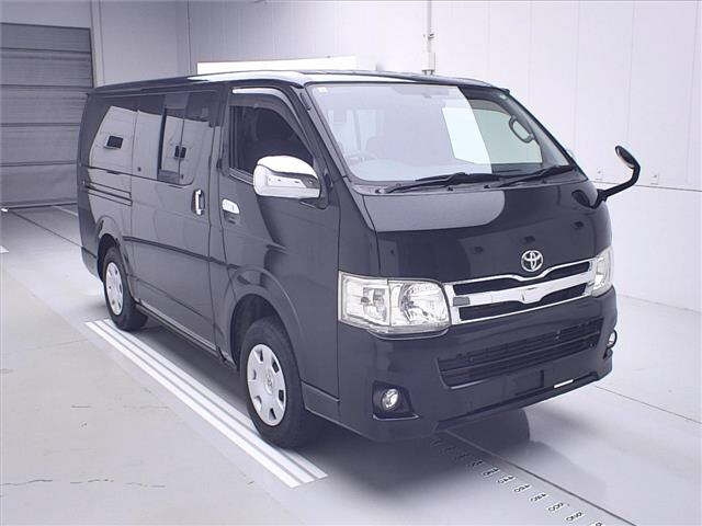 TOYOTA HIACE — фото