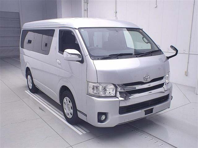 TOYOTA HIACE — фото