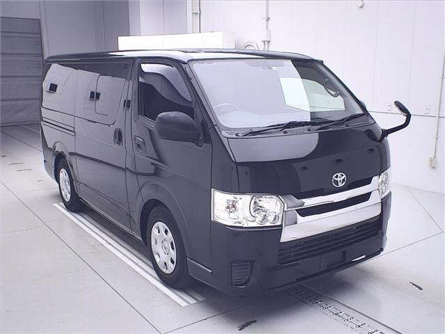 TOYOTA HIACE — фото
