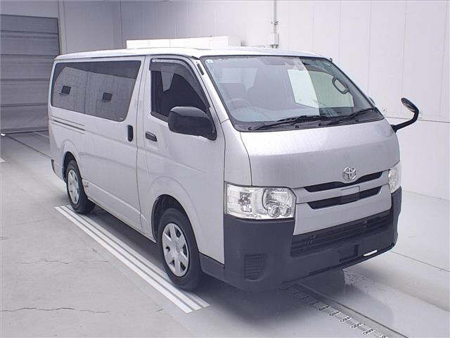 TOYOTA HIACE — фото
