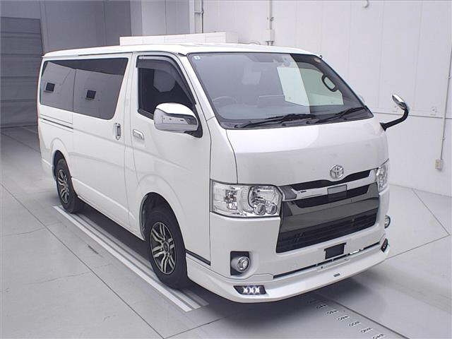 TOYOTA HIACE — фото